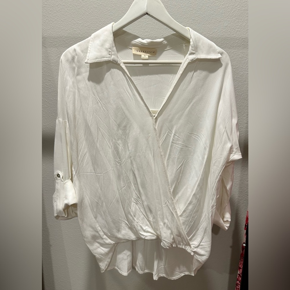 Vici boutique- white front cropped blouse with a hook closure on neck